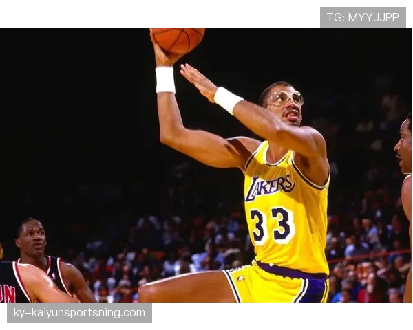 卡里姆·阿布杜尔-贾巴尔内线单打效率超哈基姆影响湖人攻防体系