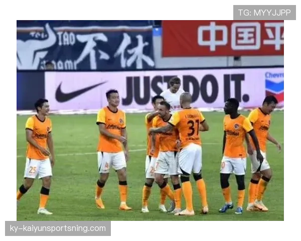 拉人犯规的判罚标准及裁判判定依据详解