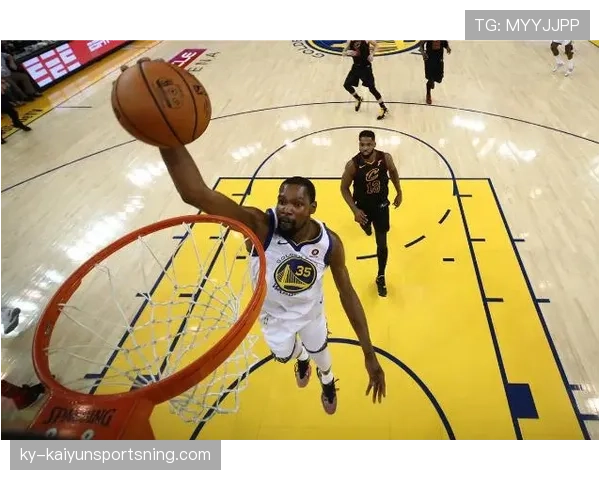 进攻犯规判定要点：身体推挡与控球优势的裁判逻辑